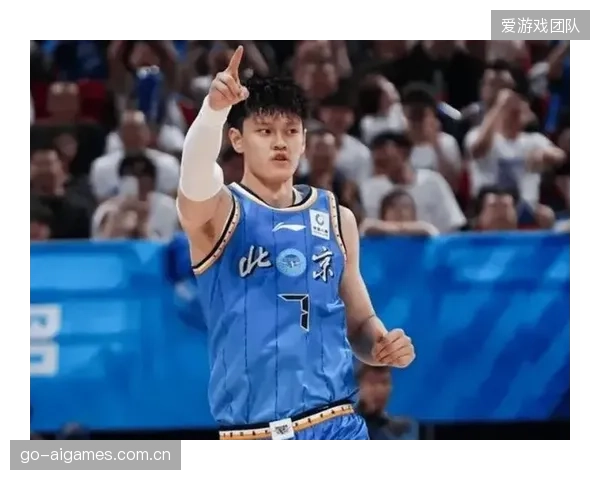 曾凡博攻防两端表现优异,其成长为北京锋线带来战术纵深。 曾凡博攻防两端表现优异,其成长为北京锋线带来战术纵深。